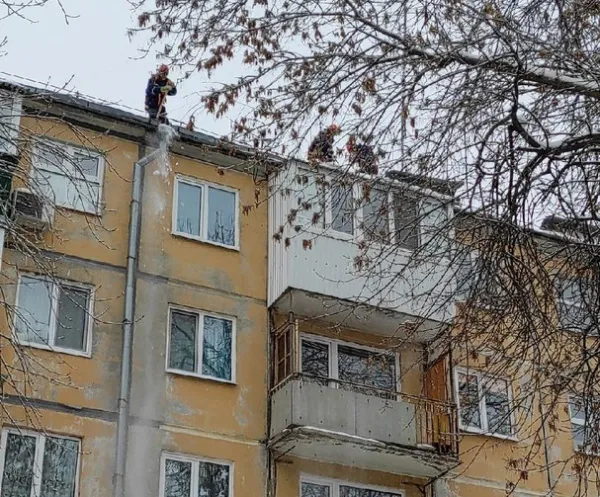 В Самаре от снега и льда очистили больше 200 крыш жилых домов