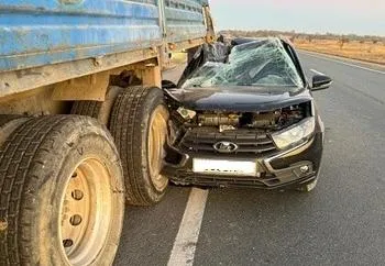 В Самарской области на трассе "Гранта" протаранила попутный КамАЗ