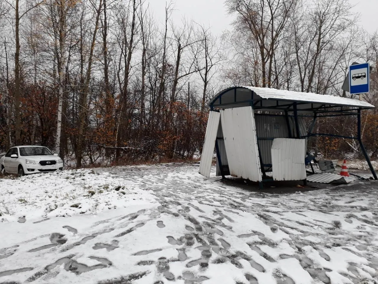 23-летняя девушка на машине снесла автобусную остановку в Самарской области