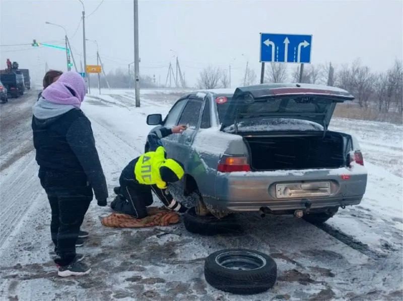 Под Сызранью две женщины на "десятке" застряли на трассе