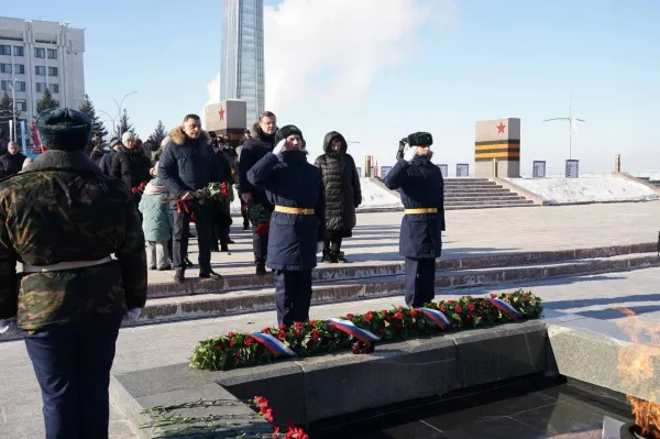 В Самаре возложили цветы к Вечному огню в память о погибших защитниках Отечества