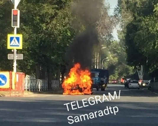 В Самаре на пересечении Средне-Садовой и Вольской в движении загорелся Renault