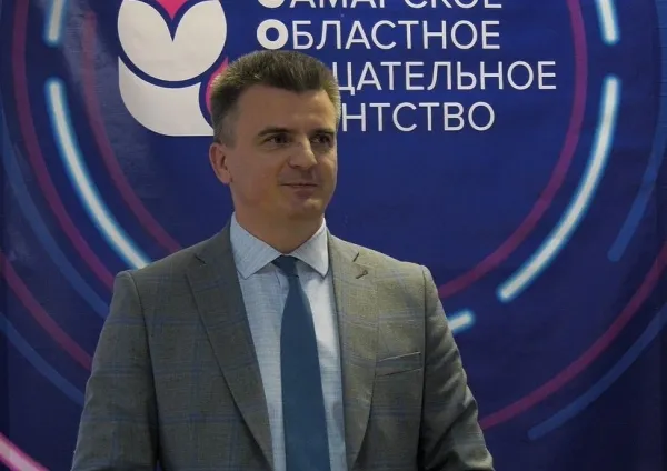 Руководитель администрации губернатора Вячеслав Романов поздравил сотрудников Губернии с 15-летием телеканала