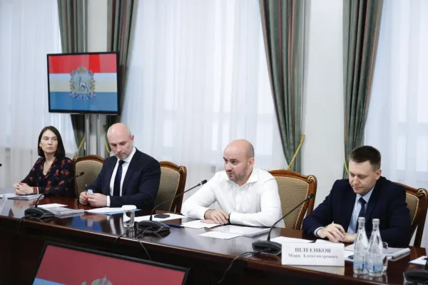 Самарские студенты представили губернатору Вячеславу Федорищеву проекты по развитию региона