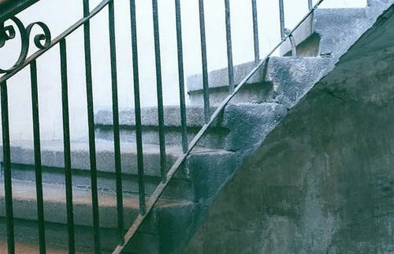 В доме на Волжском проспекте при содействии системы "Инцидент Менеджмент" отремонтировали крыльцо подъезда 