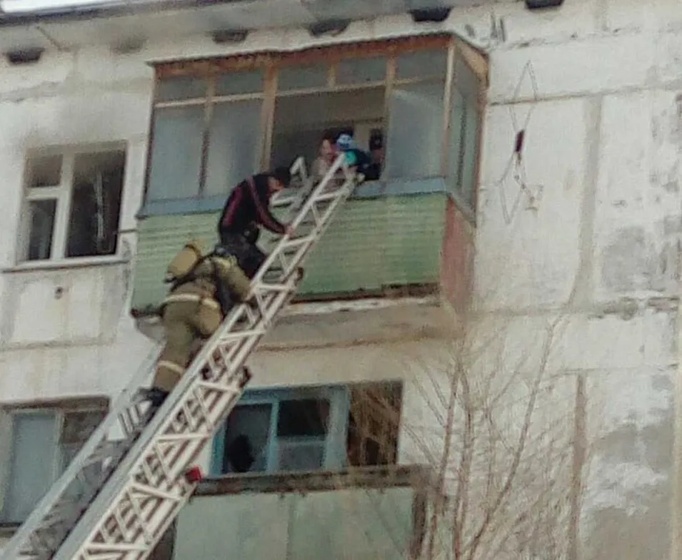 В Чапаевске росгвардейцы спасли мать с детьми от гибели в пожаре