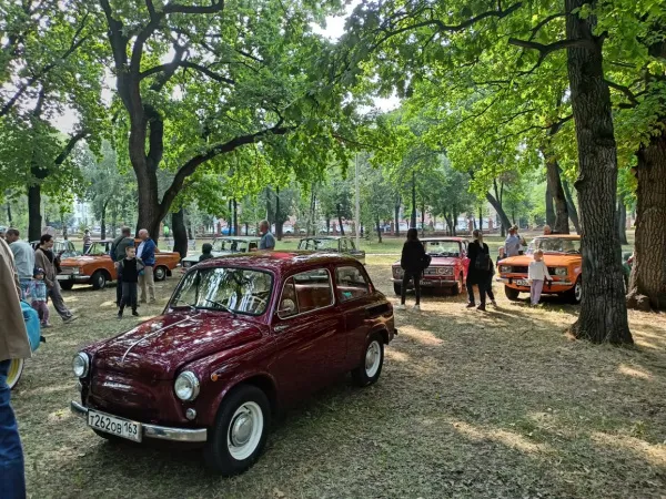 В одном из парков Самарской области разместили выставку ретроавтомобилей