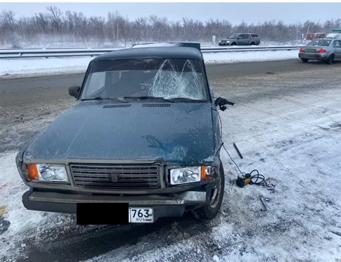 В Самарской области семерка въехала в две машины на трассе и сбила женщину