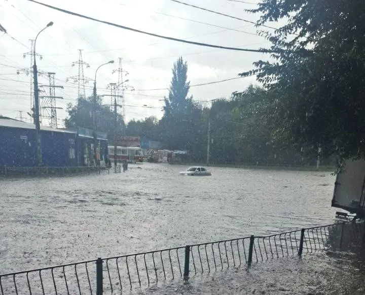 В Самаре устраняют последствия сильного ливня