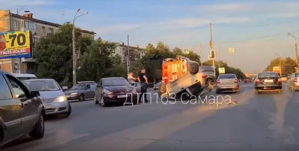 В Самаре на улице Гагарина в ДТП перевернулась легковушка