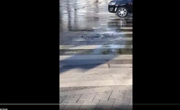 В Самаре на проезжей части забил гейзер