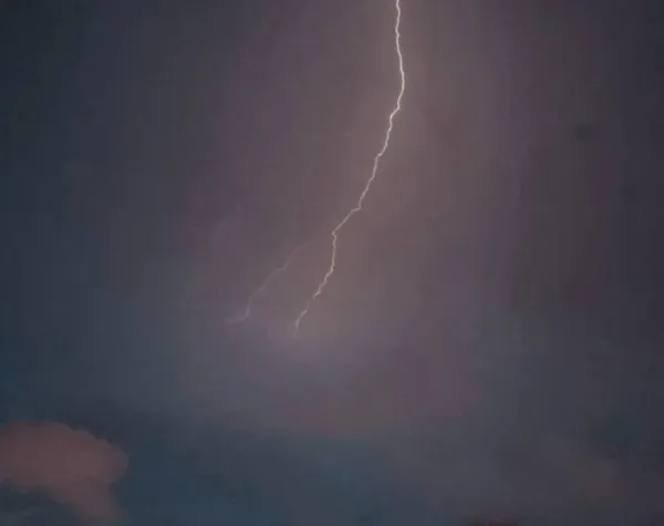 На Самарскую область 10 мая надвигаются гроза и сильный ветер