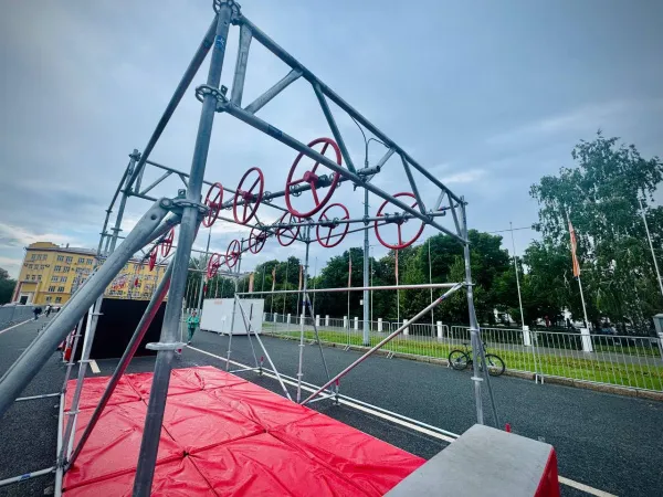 В Самаре на площади Куйбышева открылась 100-метровая полоса препятствий