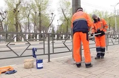 В Самаре начали очищать опоры трамвайно-троллейбусной контактной сети