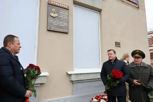 Игорь Комаров и Дмитрий Азаров открыли мемориальную доску командующему военным парадом 7 ноября 1941 года в Куйбышеве генералу Пуркаеву