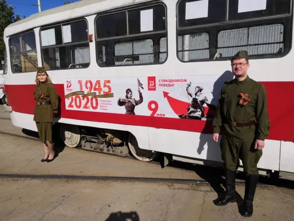 В Самаре водитель и кондуктор трамвая переоделись в военную форму