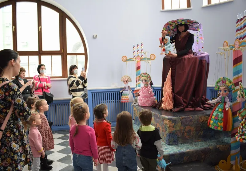 В Самарском театре кукол персонажи сошли со сцены, а зрители стали кукловодами