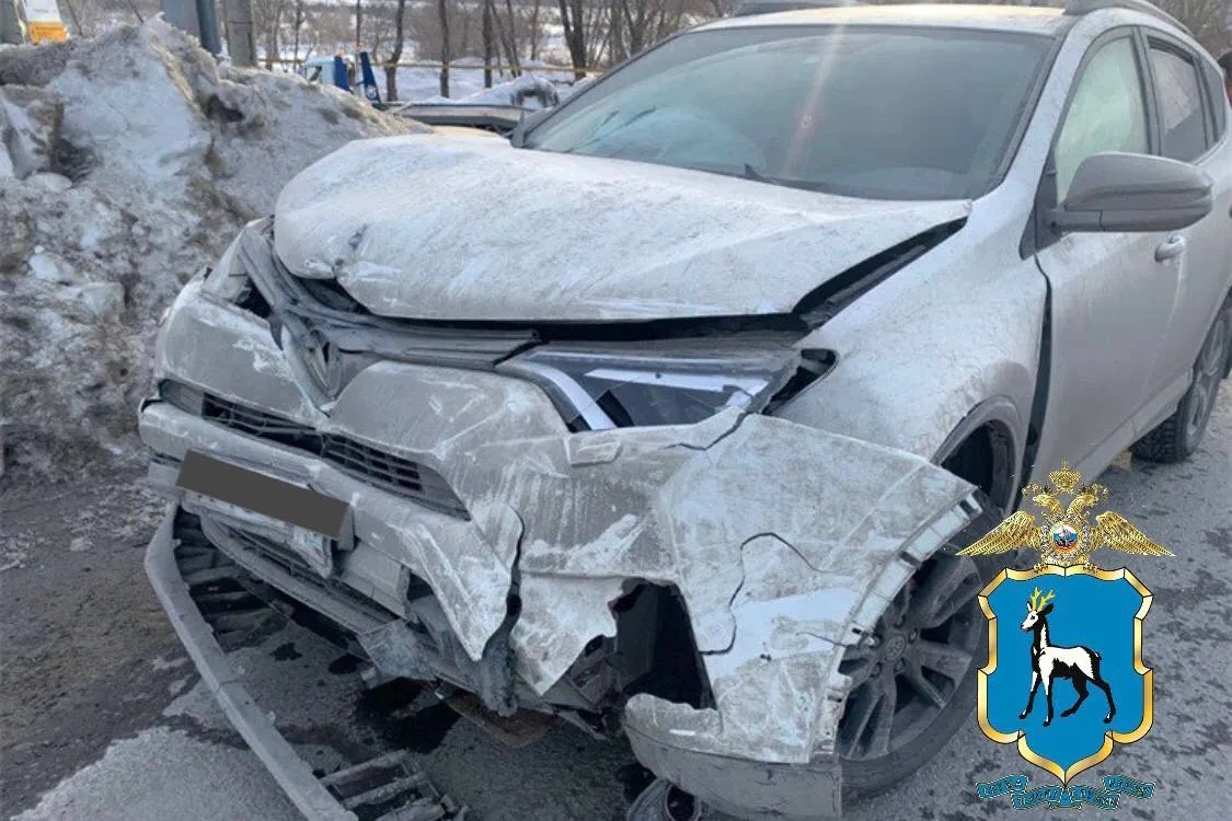 В Самаре три человека попали в больницу после ДТП с двумя иномарками | СОВА  - главные новости Самары