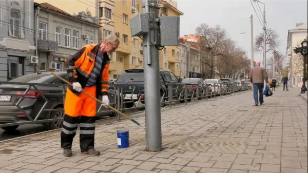 В Самаре очищают опоры контактных сетей от наружной рекламы в рамках месячника по благоустройству 
