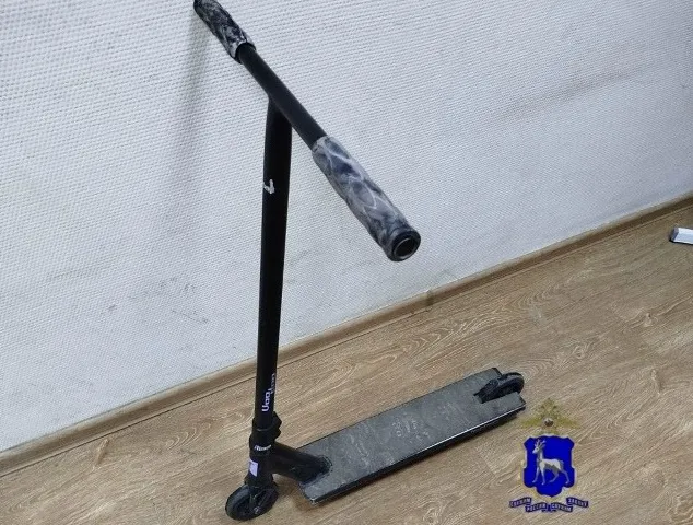 В Сызрани сотрудник доставки украл детский самокат 