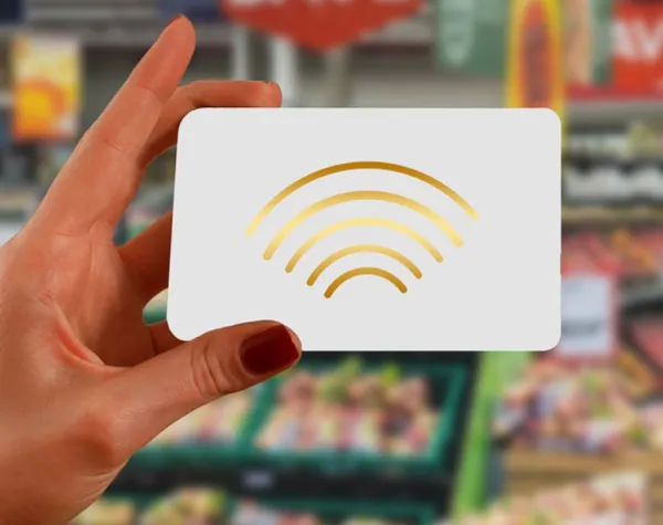 От кешбэка за покупки до идентификации болельщиков: банки расширили функционал своих услуг