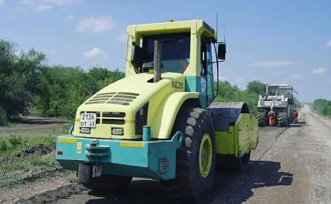 16 км транзитной дороги в Самарской области ремонтируют с использованием старого асфальта