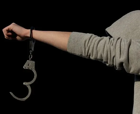 В Тольятти жалоба жителей на неадекватного соседа помогла полицейским накрыть наркопритон