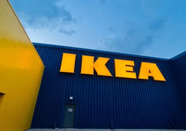 В Самаре 27 октября демонтировали вывеску IKEA со здания ТЦ "Мега" 