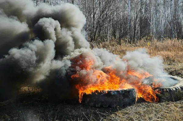В Самарской области 30 апреля на трассе сгорел микроавтобус Хендай