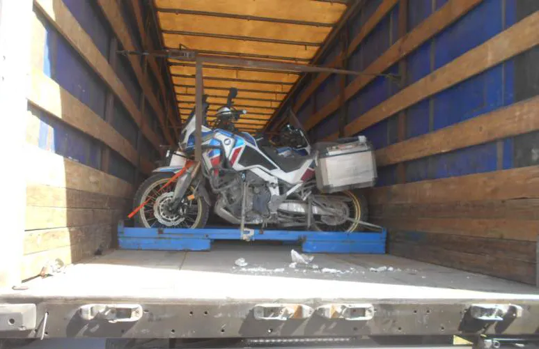 Самарские таможенники остановили грузовик с мотоциклами, где были спрятаны запрещенные препараты
