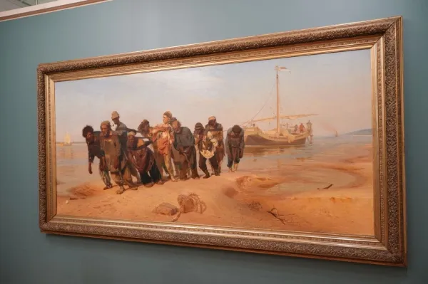 Почти 6 тысяч человек посетили выставку знаменитой картины Репина "Бурлаки на Волге"