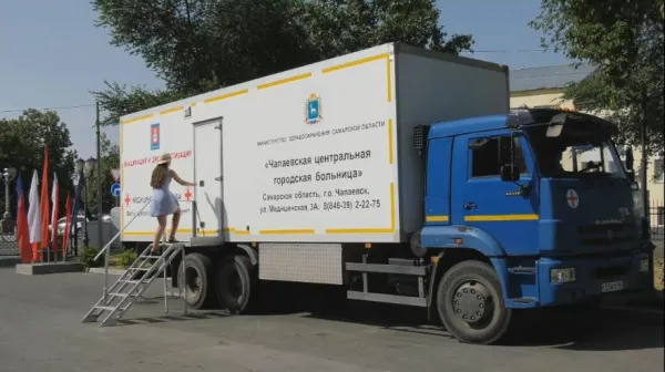 Самарцы прошли вакцинацию от COVID-19 в мобильном пункте в Струковском саду