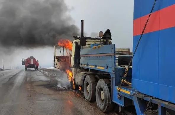 Грузовик из Самары сгорел на трассе в Татарстане