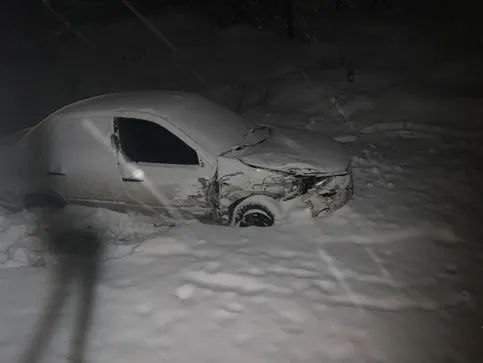 В Самарской области на трассе легковушка после ДТП улетела в кювет