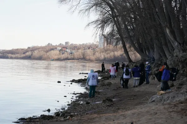 Сохраняют чистоту: в Самаре берега Волги очищают от мусора