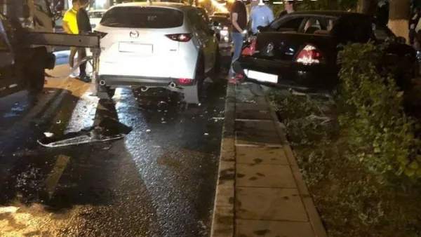 Забыл убрать опору: в Самаре эвакуатор протаранил иномарки