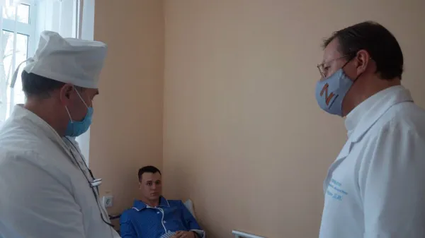 Дмитрий Азаров навестил раненых бойцов в военном госпитале
