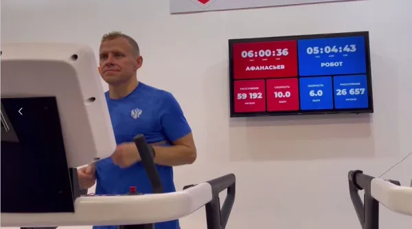 Алексей Афанасьев бежит, а робот – лежит: 1:0 в пользу спортсмена