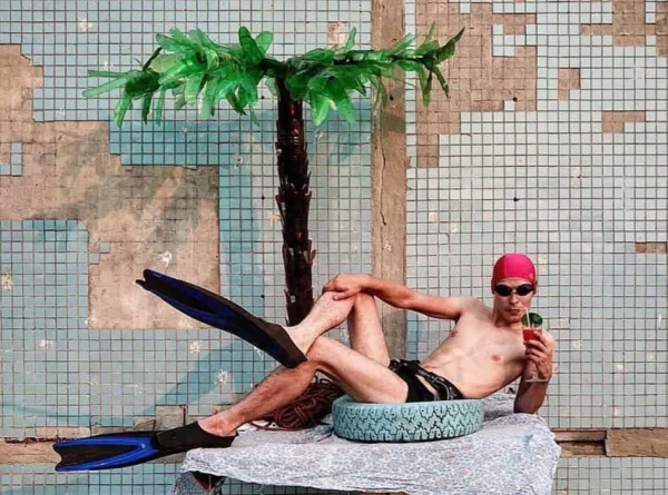 Обнаженный художник из Самары позагорал на стене заброшенного дома