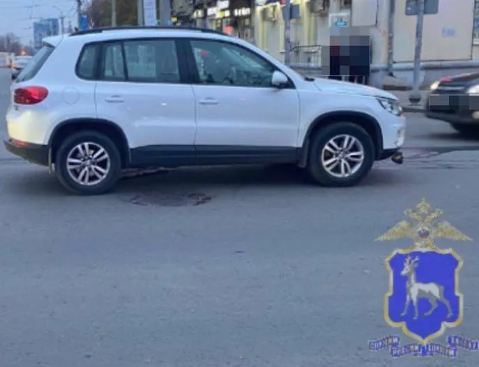 В Самаре 19 октября отлетевшая на тротуар легковушка сбила двух пешеходов 