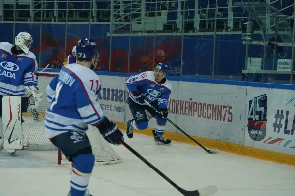 Играют с переменным успехом: ХК "Лада" завершил домашнюю серию поражением