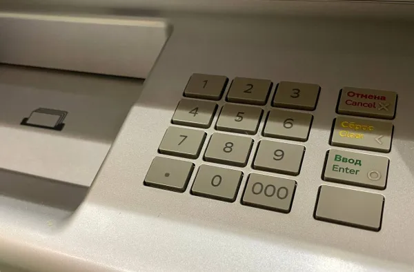 Эксперт Семенов назвал признаки подозрительных банковских операций