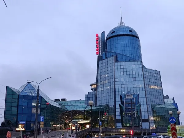 В Самарской области пьяный бездомный ударил инспектора и разбил окно на вокзале