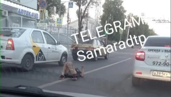 В Самаре 7 августа 2021 года водителей напугал мужчина, лежащий на проезжей части ул. Спортивной