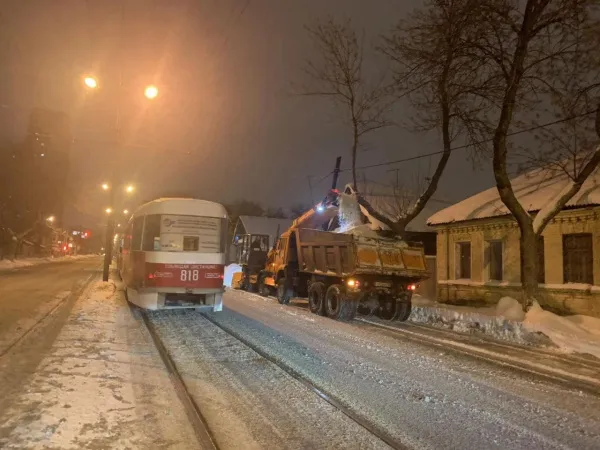 В историческом центре Самары снег убирали "Золотые ручки"