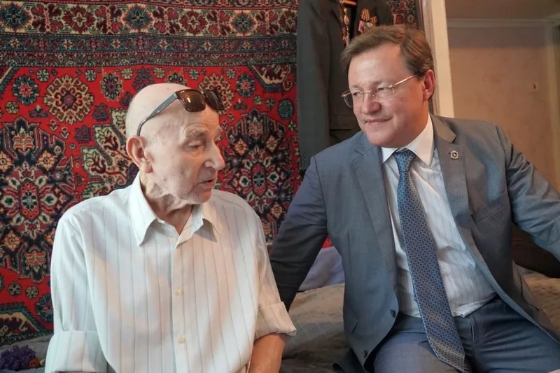 Дмитрий Азаров приехал к ветерану Великой Отечественной войны в день его 100-летнего юбилея 