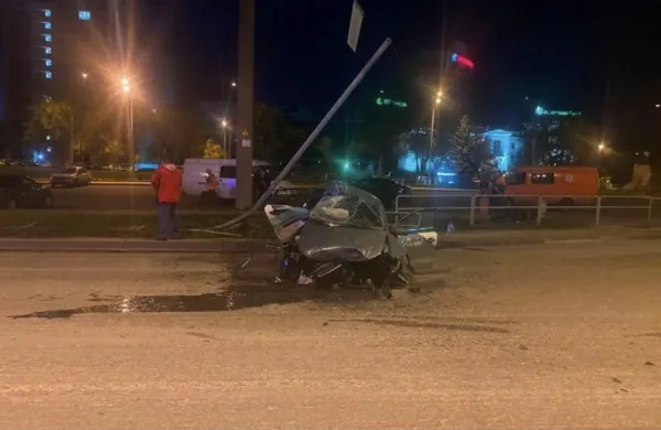 В Самаре москвич на каршеринге разбил автомобиль об ограждение и столб