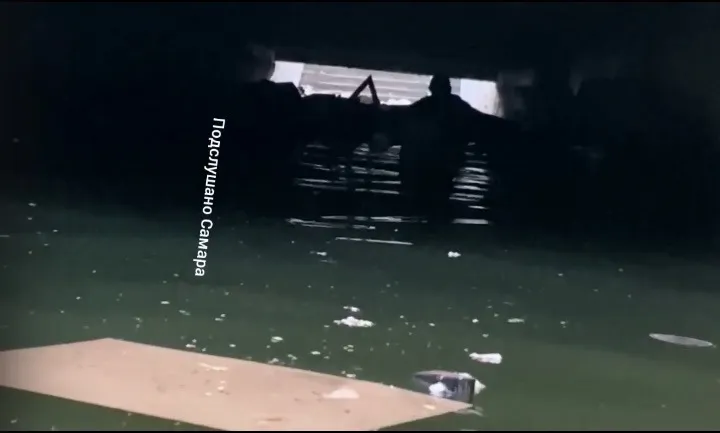 Опасный заплыв самарца в затопленном переходе попал на видео