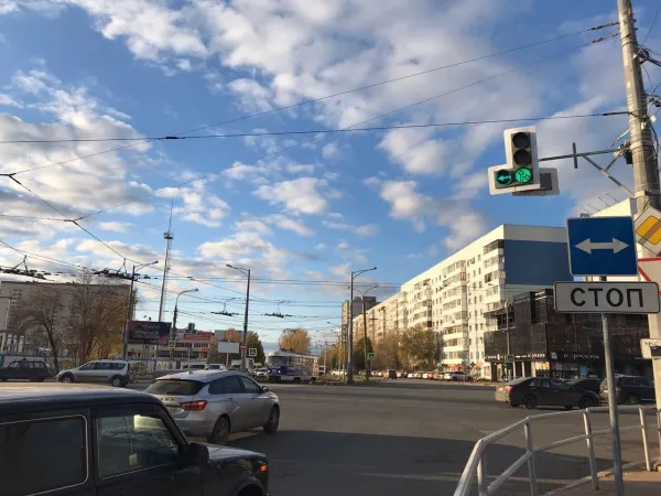 В Самаре светофоры на пересечении Ново-Вокзальной и Московского шоссе снабдили допсекциями