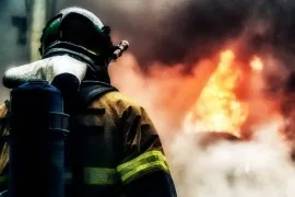 Из-за пожара в сызранской многоэтажке эвакуировали 13 человек